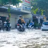 Nước ngập trên đường Cách Mạng Tháng Tám, quận Bình Thủy, thành phố Cần Thơ trong đợt triều cường Rằm tháng Tám Âm lịch 2024. (Ảnh: Thanh Liêm/TTXVN)