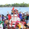 Nghi thức hạ thủy tàu tống ôn. (Ảnh: Ánh Tuyết/TTXVN)