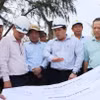 Phó Chủ tịch UBND tỉnh Quảng Ngãi Trần Phước Hiền chỉ đạo gỡ vướng mặt bằng dự án Dự án đường giao thông trục chính nối trung tâm phía Bắc và phía Nam đô thị Vạn Tường. (Ảnh: Phạm Cường/TTXVN)