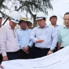 Phó Chủ tịch UBND tỉnh Quảng Ngãi Trần Phước Hiền chỉ đạo gỡ vướng mặt bằng dự án Dự án đường giao thông trục chính nối trung tâm phía Bắc và phía Nam đô thị Vạn Tường. (Ảnh: Phạm Cường/TTXVN)