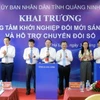 Các đại biểu ấn nút khai trương Trung tâm khởi nghiệp đổi mới sáng tạo và hỗ trợ chuyển đổi số. (Ảnh: Văn Đức/TTXVN)