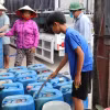Người dân đến lấy nước tại điểm cấp nước tại ấp Pháo Đài, xã Phú Tân. (Ảnh: Minh Trí/TTXVN)