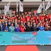 Đại biểu cán bộ, hội viên, tình nguyện viên Chữ thập Đỏ cùng sinh viên đi bộ hưởng ứng ngay sau phát động Chiến dịch "Triệu Bước chân nhân ái." (Ảnh: Thanh Tùng/TTXVN)