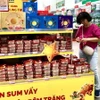 Người tiêu dùng Thành phố Hồ Chí Minh mua bánh Trung thu sớm. (Ảnh: Mỹ Phương/TTXVN)