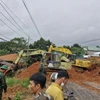 Lực lượng chức năng cùng thiết bị cơ giới triển khai công tác cứu hộ, giải tỏa hiện trường sạt lở tiếp tục xảy ra trên Quốc lộ 27, đoạn qua địa bàn xã Đạ K’Nàng, huyện Đam Rông, tỉnh Lâm Đồng. (Ảnh: TTXVN phát)