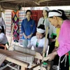 Nghệ nhân ở Tân Sơn, tỉnh Phú Thọ, đã truyền lửa cho những thế hệ trẻ chung tay bảo tồn và phát huy nghề dệt thổ cẩm truyền thống của dân tộc. (Ảnh: Tạ Toàn/TTXVN)