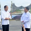 Tổng thống đắc cử Prabowo Subianto (phải) và Tổng thống Joko Widodo (giữa) ở trước Cung điện Garuda mới hoàn thành tại thủ đô mới Nusantara ngày 12/8. (Nguồn: thejakartapost)
