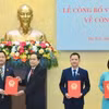 Phó Chủ tịch Thường trực Quốc hội Trần Thanh Mẫn trao Nghị quyết cho tân Ủy viên Thường trực Ủy ban Tư pháp Cao Mạnh Linh. (Nguồn: Báo Đại biểu Nhân dân)