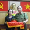 Đại diện gia đình Liệt sỹ trao tặng hiện vật của Liệt sỹ cho đại diện Cục Công tác Đảng và Công tác Chính trị. (Ảnh: Tuấn Anh/TTXVN)