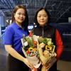 Em Đỗ Huyền Trang chụp ảnh cùng mẹ. (Ảnh: TTXVN phát)