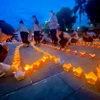 Các phật tử thắp nến trong Đại lễ cầu siêu tri ân Anh hùng Liệt sỹ tại Quảng trường Giải phóng, thị xã Quảng Trị. (Ảnh: Nguyên Linh/TTXVN)