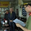 Cơ quan An ninh Điều tra Công an tỉnh Thái Bình đọc lệnh bắt tạm giam đối với Phạm Văn Yên. (Ảnh: TTXVN phát)