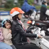Người dân Thủ đô trang bị áo chống rét khi tham gia giao thông. (Ảnh: Thanh Tùng/TTXVN)