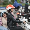 Người dân Thủ đô trang bị áo chống rét khi tham gia giao thông. (Ảnh: Thanh Tùng/TTXVN)