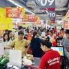 Người dân mua sắm hàng hóa tại siêu thị Winmart. (Ảnh: Trần Việt/TTXVN)