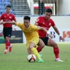 Pha tranh bóng quyết liệt giữa cầu thủ hai đội. (Ảnh: Trần Lê Lâm/TTXVN)