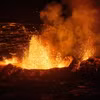Khói lửa và dung nham phun trào khi núi lửa hoạt động trên bán đảo Reykjanes, Tây Nam Iceland ngày 19/12/2023. (Ảnh: AFP/TTXVN)