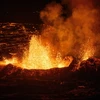 Khói lửa và dung nham phun trào khi núi lửa hoạt động trên bán đảo Reykjanes, Tây Nam Iceland ngày 19/12/2023. (Ảnh: AFP/TTXVN)