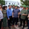 Phó Thủ tướng Chính phủ Trần Hồng Hà cùng đoàn công tác kiểm tra, nắm bắt tình hình mưa lũ, sạt lở tại khu vực xã Mỹ Tân, thành phố Nam Định, tỉnh Nam Định. (Ảnh: Phạm Kiên/TTXVN)