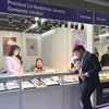 Gian hàng trưng bày đá quý tự nhiên của doanh nghiệp Việt Nam tại triển lãm. (Ảnh: Xuân Vịnh/TTXVN)
