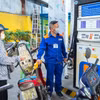 Mua, bán xăng tại cửa hàng kinh doanh xăng, dầu Petrolimex. (Ảnh: Trần Việt/TTXVN)