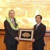 Chủ tịch UBND tỉnh Thừa Thiên-Huế Nguyễn Văn Phương trao tặng danh hiệu “Công dân danh dự tỉnh Thừa Thiên Huế” cho Giáo sư Hattori Tadashi. (Ảnh: Tường Vi/TTXVN)
