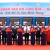 Các đại biểu cắt băng khai trương chuyến tàu "Kết nối di sản miền Trung." (Ảnh: Đỗ Trưởng/TTXVN)