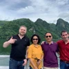 Khách du lịch nước ngoài tham quan hồ du lịch Hòa Bình bằng tàu thủy. (Ảnh: Vietnam+)