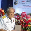 Anh hùng Lực lượng Vũ trang Nhân dân Hồ Đắc Thạnh và cuốn hồi ký. (Ảnh: Xuân Triệu/ TTXVN)