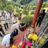 Thắp hương tưởng nhớ các liệt sỹ tại buổi tưởng niệm. (Ảnh: Trần Lê Lâm/TTXVN)