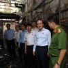 Chủ tịch HĐND thành phố, Phó trưởng Đoàn đại biểu Quốc hội thành phố Hà Nội Nguyễn Ngọc Tuấn đến hiện trường chỉ đạo khắc phục hậu quả vụ cháy. (Ảnh: TTXVN phát)