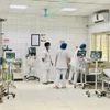 Các y, bác sỹ Bệnh viện Giao thông Vận tải tập trung cấp cứu, điều trị cho các nạn nhân vụ cháy ngõ 43 đường Trung Kính. (Ảnh: Tuyết Mai/TTXVN)