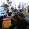 Chủ nhiệm Uỷ ban Kiểm tra Trung ương Trần Cẩm Tú tặng quà cho nhân dân xã Cao Đức, huyện Gia Bình, tỉnh Bắc Ninh. (Ảnh: Thanh Thương/TTXVN)