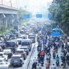 Người tham gia giao thông trên tuyến đường Nguyễn Trãi-Ngã Tư Sở. (Ảnh: Tuấn Anh/TTXVN)