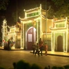 Người dân và du khách đến tham quan, chiêm bái tại đền Trần, thành phố Hưng Yên. (Ảnh: Đinh Văn Nhiều/TTXVN)