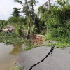 Hiện trạng khu vực sạt lở nguy hiểm ở bờ sông Ba Rày, tỉnh Tiền Giang. (Ảnh: Minh Trí/TTXVN)