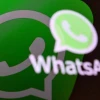 Biểu tượng ứng dụng WhatsApp trên màn hình điện thoại di động. (Ảnh: AFP/TTXVN)