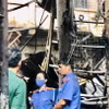 Các lực lượng chức năng có mặt tại hiện trường vụ cháy để khẩn trương điều tra nguyên nhân. (Ảnh: Tuyết Mai/TTXVN)