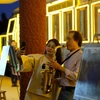 Du khách thích thú với màn trình diễn saxophone tại sân ga Đà Lạt trước giờ tàu hỏa khởi hành. (Ảnh: Nguyễn Dũng/TTXVN)