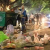 Lượng lớn rác và túi ni lông đang được công nhân của công ty Công ty TNHH MTV Môi trường Đô thị Hà Nội thu gom, xử lý. (Ảnh: Hoàng Hiếu/ TTXVN)