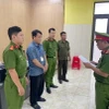 Cơ quan Cảnh sát điều tra Công an tỉnh Đồng Nai tống đạt Quyết định khởi tố bị can và thi hành Lệnh bắt bị can để tạm giam đối với Đặng Trần Huy. (Ảnh: Nguyễn Tiến Đạt/TTXVN phát)
