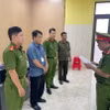 Cơ quan Cảnh sát điều tra Công an tỉnh Đồng Nai tống đạt Quyết định khởi tố bị can và thi hành Lệnh bắt bị can để tạm giam đối với Đặng Trần Huy. (Ảnh: Nguyễn Tiến Đạt/TTXVN phát)