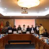 Trưởng Ban Chỉ đạo 35 Đảng bộ Khối Nguyễn Quang Trường trao quà cảm ơn các đồng chí thôi tham gia Ban Chỉ đạo 35 Đảng bộ Khối. (Nguồn: báo Nhân dân)