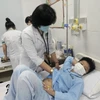 Bác sỹ Bệnh viện Đa khoa Sài gòn-Nha Trang thăm khám cho bệnh nhi nghi do ăn thức ăn ở quán cơm, phở gà ở đường Bà Triệu, thành phố Nha Trang, tỉnh Khánh Hòa. (Ảnh: TTXVN phát)