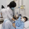 Bác sỹ Bệnh viện Đa khoa Sài gòn-Nha Trang thăm khám cho bệnh nhi nghi do ăn thức ăn ở quán cơm, phở gà ở đường Bà Triệu, thành phố Nha Trang, tỉnh Khánh Hòa. (Ảnh: TTXVN phát)