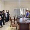 Đọc lệnh bắt đối tượng Vương Viết Thắng và Dương Phúc Hiếu, cán bộ Phòng Tài nguyên Môi trường huyện Hướng Hóa. (Ảnh: TTXVN phát)