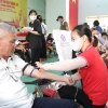 Người dân tham gia hiến máu. (Ảnh: Đinh Hương/TTXVN)