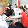 Người dân tham gia hiến máu. (Ảnh: Đinh Hương/TTXVN)
