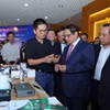 Thủ tướng Phạm Minh Chính và các đại biểu tham quan Triển lãm các sản phẩm ứng dụng Khoa học-Công nghệ, hồi tháng 5/2023. (Ảnh: Hoàng Hiếu/TTXVN)
