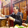 Bí thư Tỉnh ủy Bùi Minh Châu và Chủ tịch UBND tỉnh Bùi Văn Quang dâng hương tưởng nhớ các Vua Hùng. (Ảnh: Đại Lâm/TTXVN)